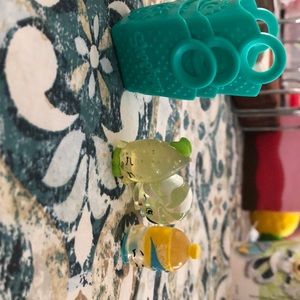 3 limited edition shop kins with 3 shopping bags